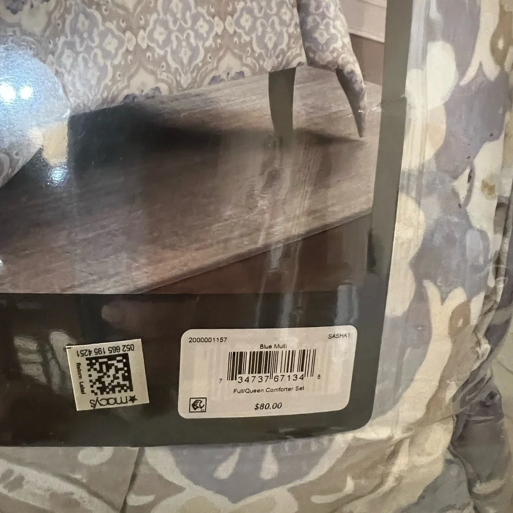 Brand new reversible 3-piece comforter set Size: Full/ Queen